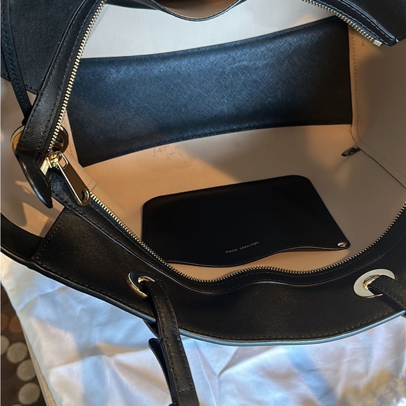 Michael kors bags - Picture 3 of 5